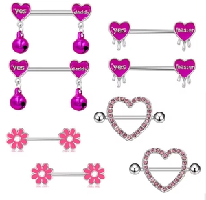 Vista dettagliata di piercing al capezzolo a cuore rosa con campanellino e accenti di strass