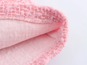 Nahaufnahme der rosa Tweed-Struktur mit Futter und detaillierter Nahtverarbeitung