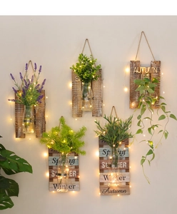 Detalle de decoración de pared en madera con jarrones de vidrio y luces LED