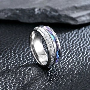 Vue macro d'une bague pour homme avec nacre d'abalone et texture de météorite