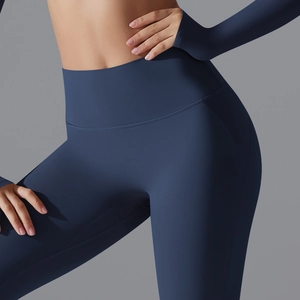 Detail der dunkelblauen Yoga-Leggings mit hoher Taille und Bauchweg-Effekt-Bund
