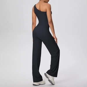 Détail du haut de yoga noir à une épaule et du pantalon large vu de côté et de l'arrière