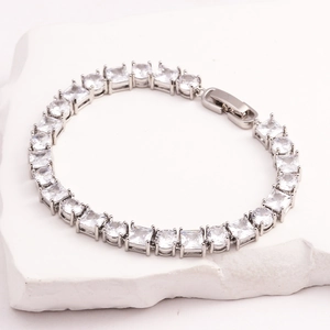 Dettaglio del bracciale tennis in argento con zirconi quadrati e tondi brillanti