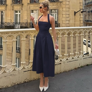 Dettaglio di un elegante abito blu navy a lupetto con vita alta e schiena scoperta moda