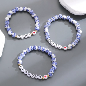 Dettaglio dei bracciali elastici in ceramica blu e bianca con perline MAMA GIGI GRANDMA