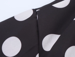 Detailaufnahme des Vintage-Polka-Dot-Stoffs mit feiner Textur und sauberer Nahtführung