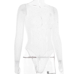 Détail d'un body blanc transparent à manches longues avec strass argentés sur mannequin