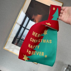 Détail du sac à main tricoté de Noël avec motifs d'étoiles et texte de célébration
