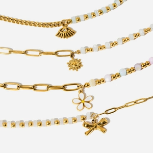 Ensemble de bracelets en acier doré 18K avec perles, marguerites et pendentifs