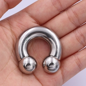 Große, polierte Hufeisen-Circular-Barbell aus Edelstahl in der Hand gehalten
