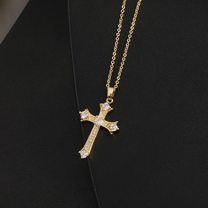 Collier croix punk vintage doré avec des pierres de zircon étincelantes