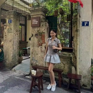 Ensemble en tricot gris pour femme avec haut à col polo et mini-jupe plissée chic