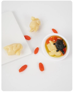 Dettaglio macro del portachiavi miniatura zuppa di pollo e tartaruga con bacche di goji reali
