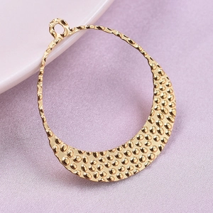 304 stainless steel necklace with a gold hammered texture pendant in a geometric round shape