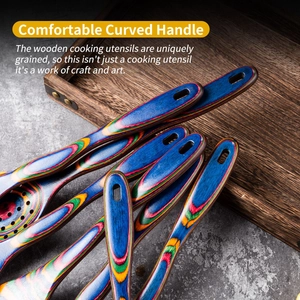 Vista dei manici curvi ergonomici su utensili da cucina colorati in legno venato