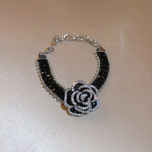 Gros plan d'un bracelet rose noire en cristal avec métal argenté et strass brillants