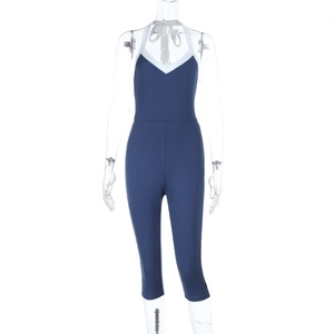Détail du tissu en maille côtelée du body de sport à col en U bleu et blanc