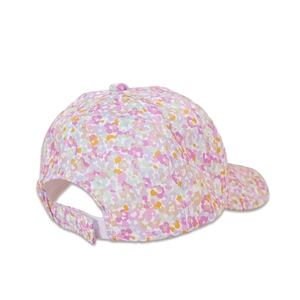 Dettaglio del cinturino in velcro e motivo floreale del cappellino da baseball bimbi