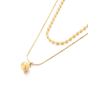 Collier double rang en acier inoxydable doré avec pendentif boule et perles.
