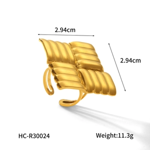 Detailed view of square quilted 18K gold ring showing size and weight specifications