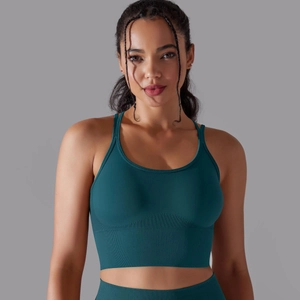 Vue de face du soutien-gorge de sport vert foncé à maintien élevé avec bande côtelée