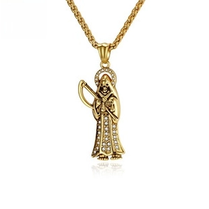 Makroansicht des goldenen Sensenmann-Anhängers mit Zirkonia-Inlay und geflochtener Kette