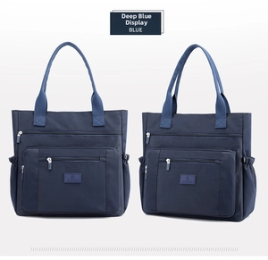 Détail du grand sac cabas bleu foncé en nylon avec poches zippées et compartiment latéral