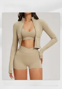 Dettaglio del set yoga 3 pezzi con giacca zip, reggiseno sportivo e pantaloncini a vita alta