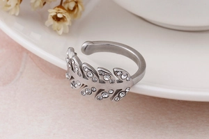 Vue macro d'une bague feuille en argent avec zircons sur bord en céramique