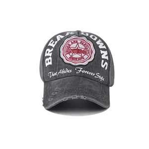 Detailaufnahme der Vintage-Baseballkappe aus Baumwolle mit Stickerei und Distressed-Effekt