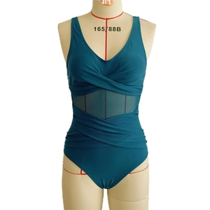 Vue détaillée du maillot de bain bleu paon avec mesh et détail torsadé à l'avant