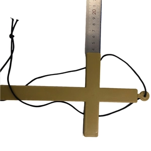 Croce da prete dorata in plastica per costume con cordino e scala di 21cm