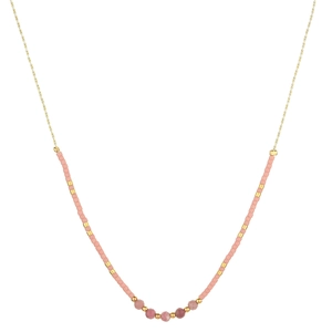 Détail d'un collier chaîne en or fin avec perles facettées roses et perles tubulaires roses