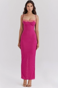Detailansicht der fuchsiafarbenen Spitze und Netzgewebe am schmal geschnittenen Maxikleid
