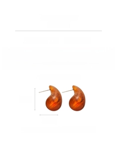 Vue détaillée des boucles d'oreilles en résine ambrée, dimensions 3 cm x 1,8 cm