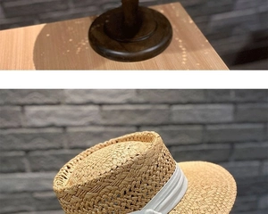Makrodetail der Textur eines Naturstrohhutes mit einem eleganten weißen Zierband