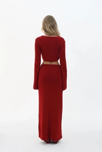 Détail de l'ensemble deux pièces en tricot rouge avec texture côtelée verticale sur le haut