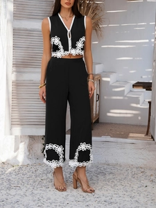 Ensemble deux pièces bohème avec broderie florale blanche sur une tenue de vacances