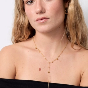 Collier long en Y en acier inoxydable doré avec petites billes et strass sur modèle
