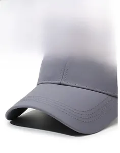 Dettaglio del cappellino grigio con cuciture rigide sulla visiera e ricamo della lettera WV