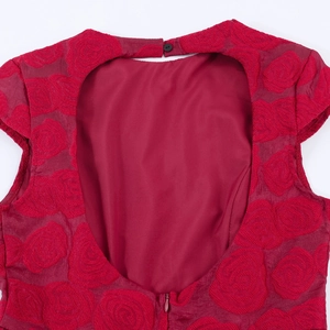 Robe longue élégante rouge vin dos nu avec texture rose 3D et détail ajouré au dos