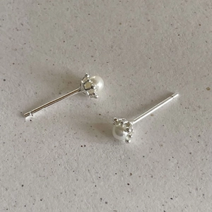 Elegant 925 sterling silver pearl stud earrings with a crown claw setting for women