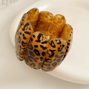 Vue détaillée d'un large bracelet en résine acrylique avec un motif léopard élégant