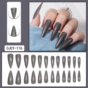 Detalle macro de uñas postizas stiletto largas con purpurina láser holográfica gris oscuro