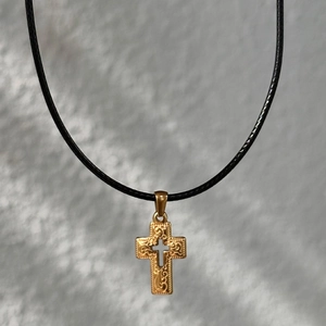 Retro 18k gold plated stainless steel cross necklace with intricate floral relief carving