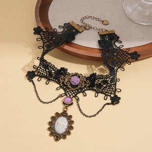 Retro-Choker-Halskette aus schwarzer Spitze mit lila Blume und Vintage-Cameo-Anhänger