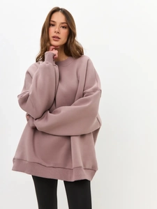 Close-up of ribbed cuffs and dropped shoulder on dusty pink oversized sweatshirt