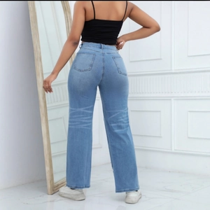 Vista posteriore di jeans a zampa a vita alta celeste con gamba larga e dettagli tasche