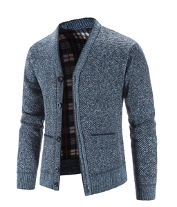 Details der blauen Strickjacke mit weichem Karofleece-Futter und Knopfleiste
