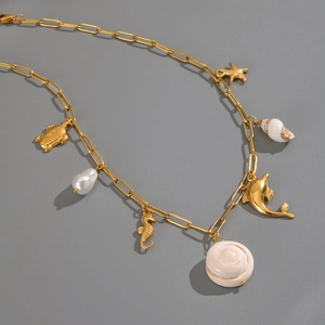 Détails du collier plaqué or 18K avec breloques marines et pendentifs sur le thème mer